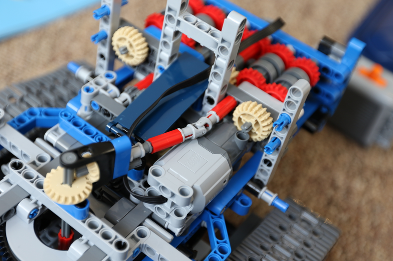 Illustration for article titled Lego Technic Crawler Crane: The Oppo Review